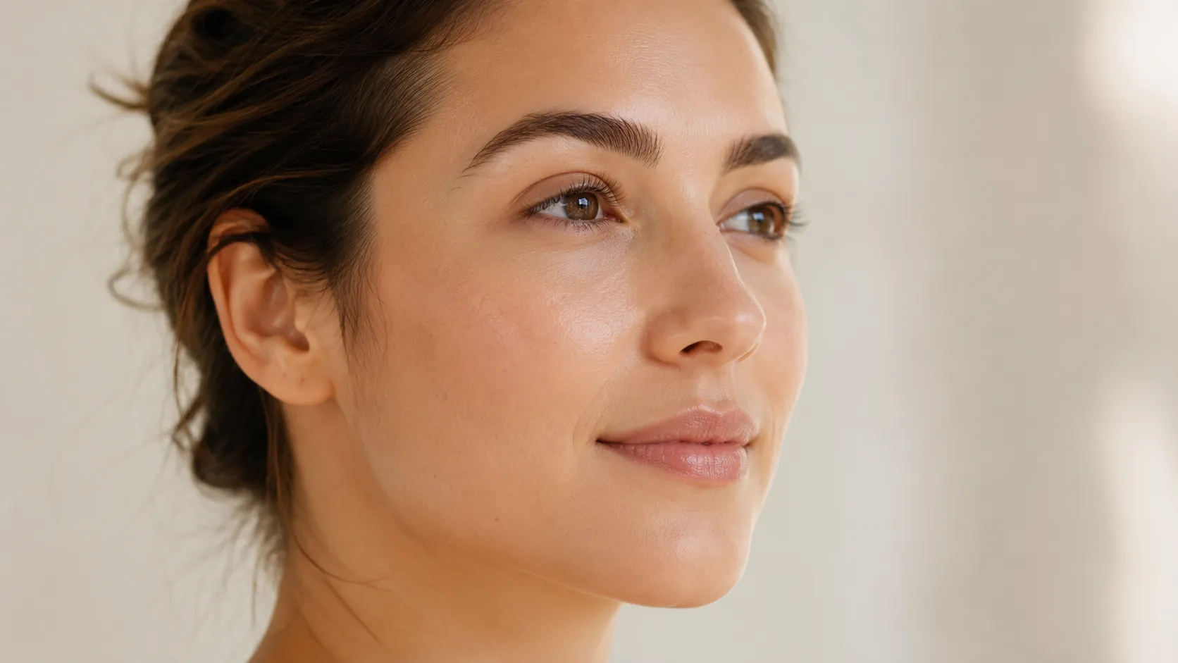 Textura luminosa após dermaplaning Close de pele natural com viço após dermaplaning