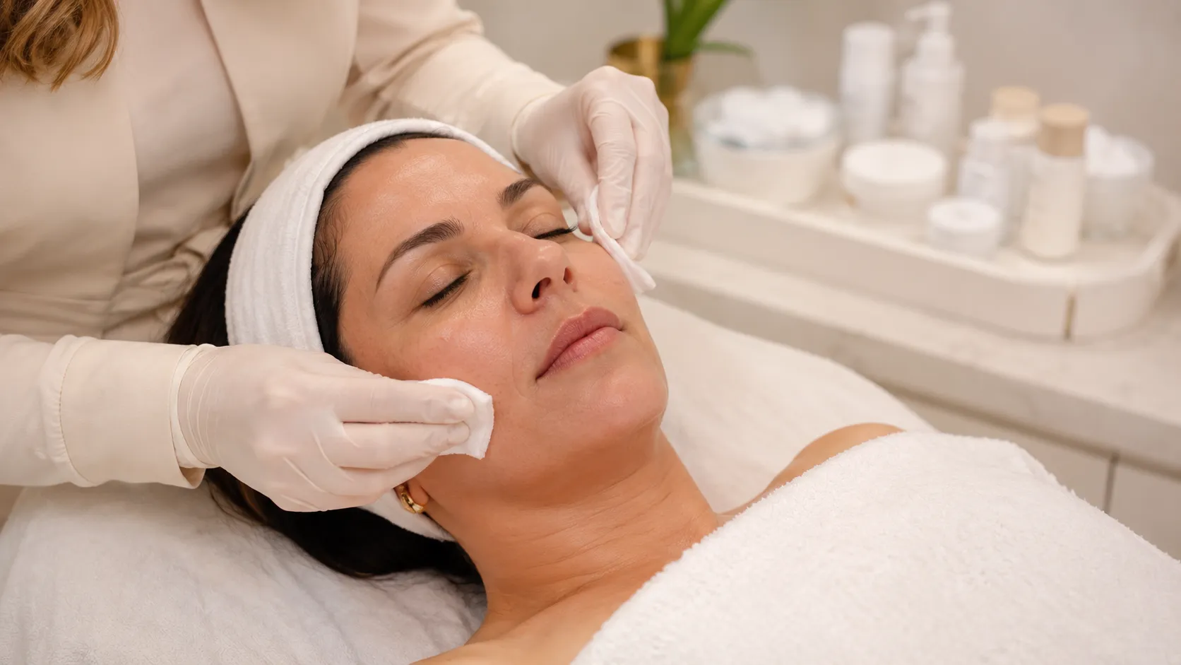 Higienização e preparo da pele Higienização cuidadosa da pele durante preparo para limpeza de pele profissional